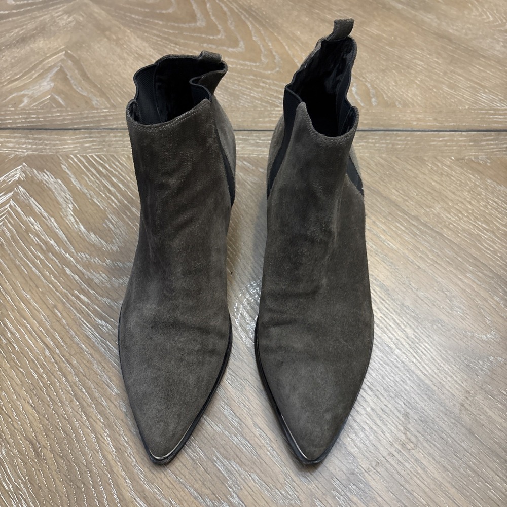 Marc Fisher LTD Yale Suede Chelsea Boots Olive Grey Pointed Toe Metal Rand 9M